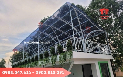 Tấm lấy sáng poly Solar Light trong suốt có thể thay thế kính cường lực được không?