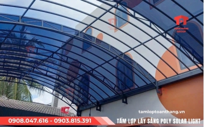 Vì sao tấm poly đặc là giải pháp tối ưu trong thi công mái canopy, mái vòm, mái tròn?