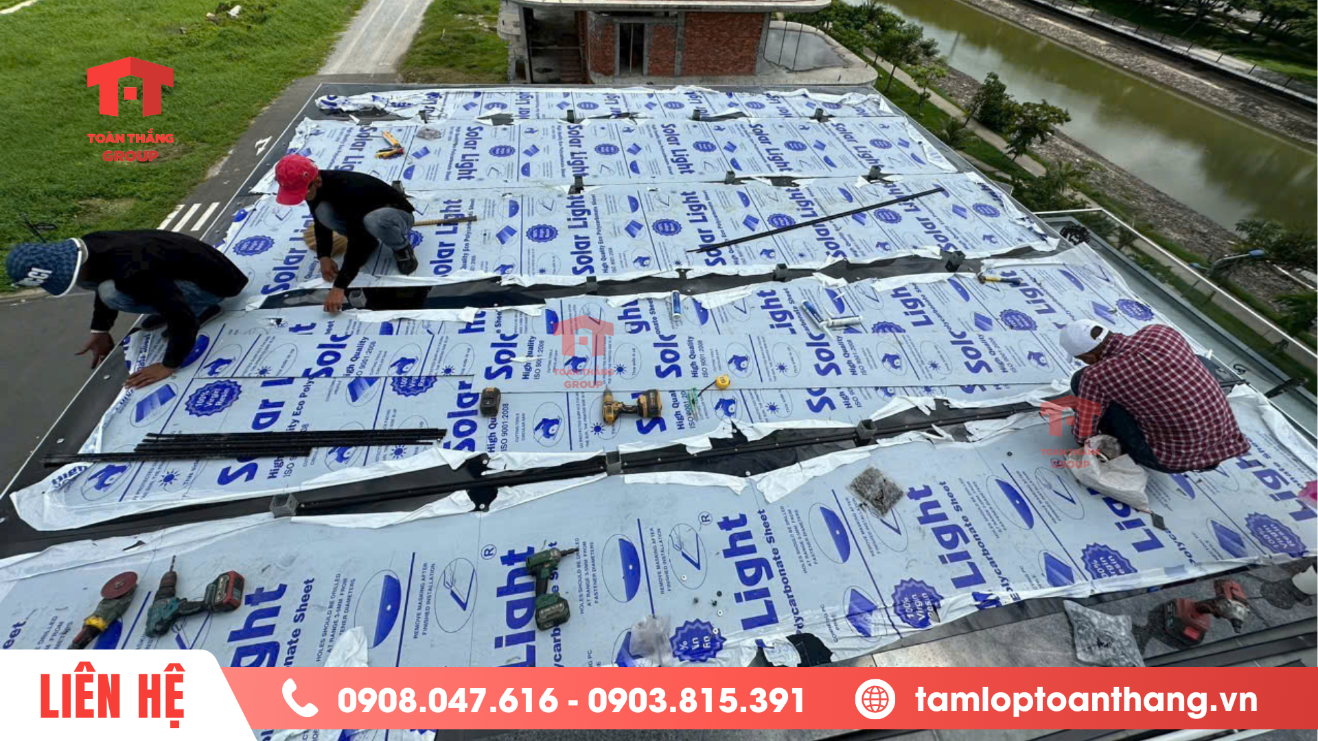 Màn phim dán lên mặt phủ UV bảo vệ tấm poly solar light