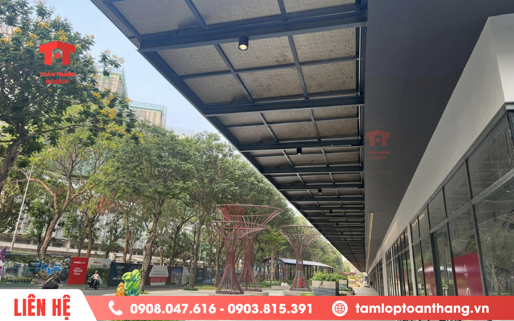 Mái hiên hành lang đi bộ bằng tấm poly đặc với bề mặt mờ nhám 