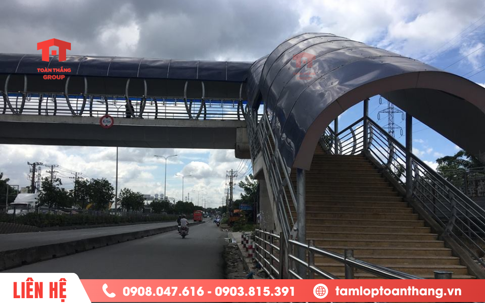 Mái che lối đi cầu vượt đi bộ sử dụng tấm poly đặc 