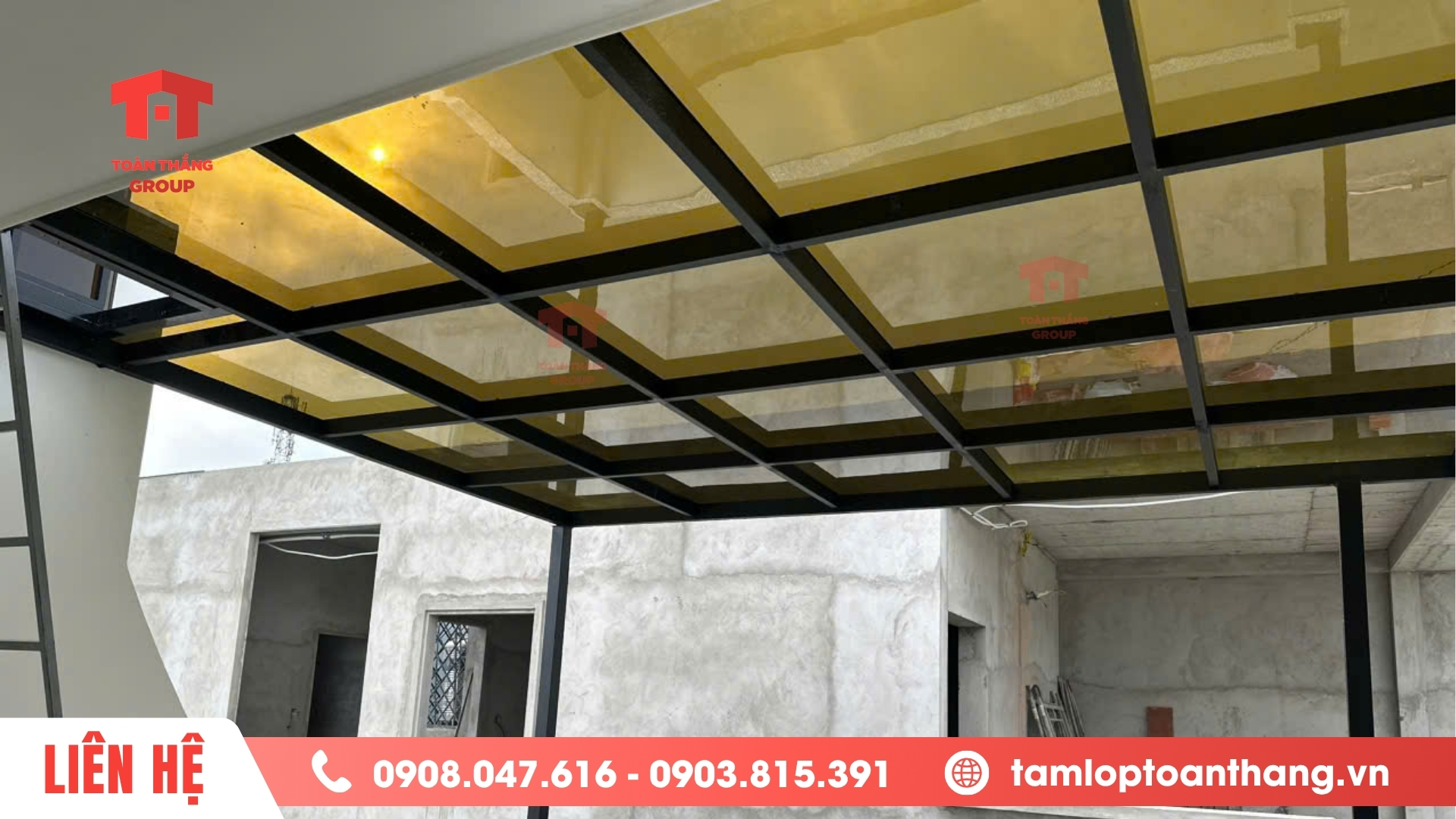 Tấm Poly Solar Light màu nâu trà cho mái hiên đem đến ánh sáng dịu nhẹ 